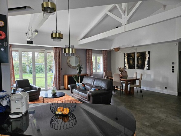 智能电视、壁炉、电子游戏、桌上足球