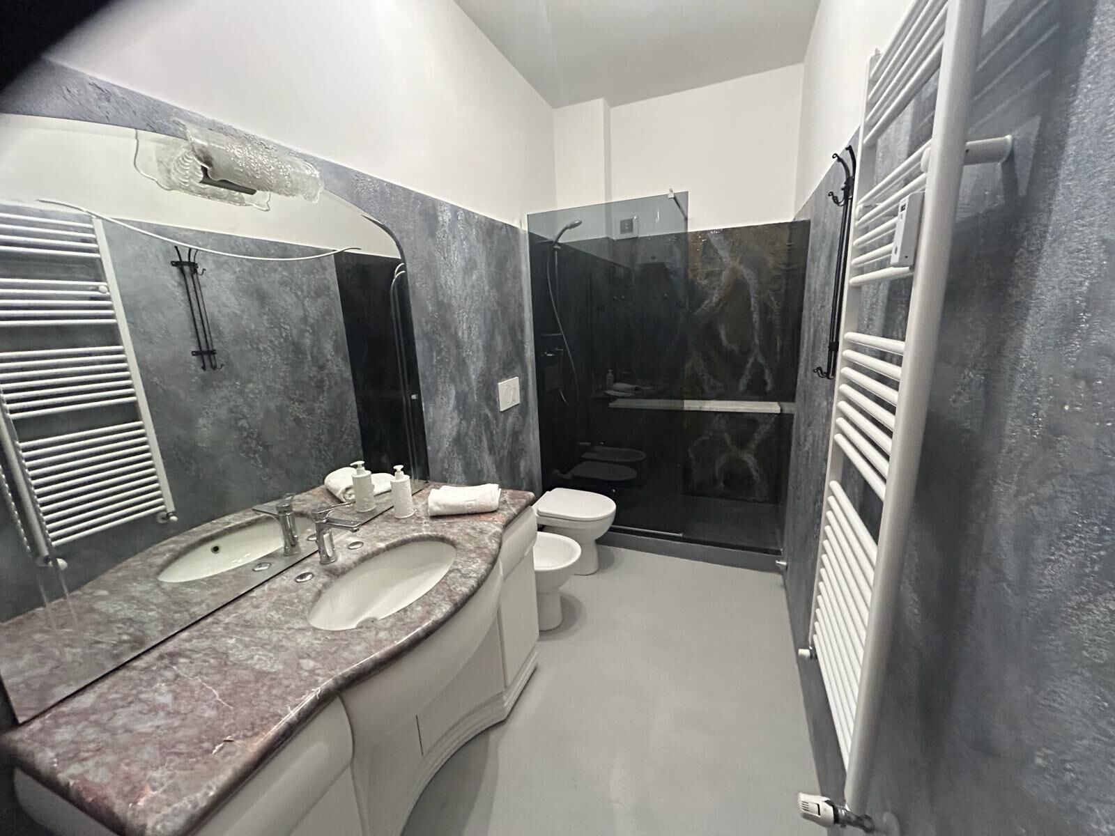 Dusche, kostenlose Toilettenartikel, Haartrockner, Bidet