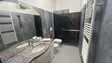 Dusche, kostenlose Toilettenartikel, Haartrockner, Bidet