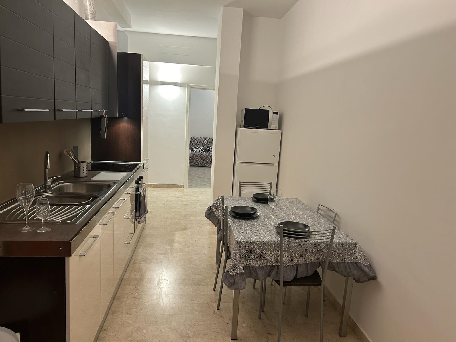 Kühlschrank, Mikrowelle, Ofen, Herdplatte