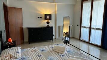 2 Schlafzimmer, Schreibtisch, BĂŒgeleisen/BĂŒgelbrett, kostenloses WLAN