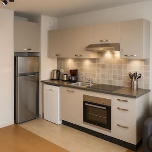 冷蔵庫、電子レンジ、オーブン、コンロ