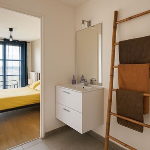 2 室のベッドルーム、アイロン / アイロン台、WiFi、ベッドシーツ