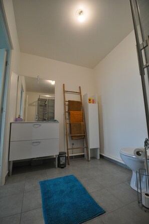 Secador de pelo, toallas, jabón y champú