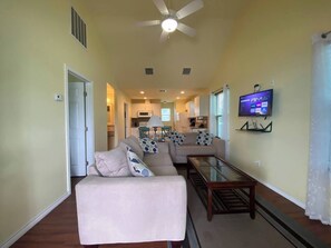 Smart TV - This house is a 2 bedroom(s), 1 bathrooms, located in Rockport, TX. (Rockport)