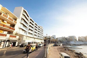 Parking - Modern Bugibba apartment right by the beach 🌊 Featuring 1 bedroom, 1 bathroom, fast Wi-Fi, AC, Smart TV, and a fully equipped kitchen — perfect for a relaxing seaside getaway 🌺🌴 (San Pawl il-Baħar)