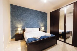 2 quartos, ferros/tábuas de passar roupa, berço de viagem