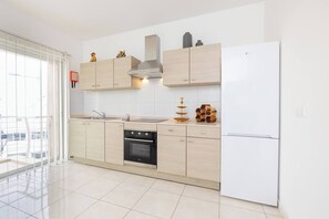 Réfrigérateur, four, cafetière/bouilloire, grille-pain