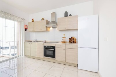 Relax in style at The Pinnacle 🌺✨ A bright 2-bedroom retreat with sunlit living spaces, modern comfort, and a welcoming holiday vibe. 🏖️🌴