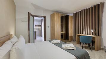 3 habitaciones, escritorio y tabla de planchar con plancha