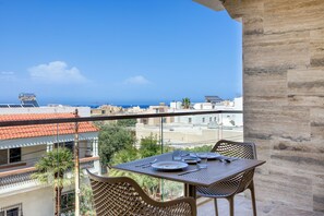 Outdoor dining - Stylish 3-bedroom in Swieqi  – just minutes from beaches, restaurants & nightlife. Your perfect Malta getaway awaits! (Is-Swieqi)