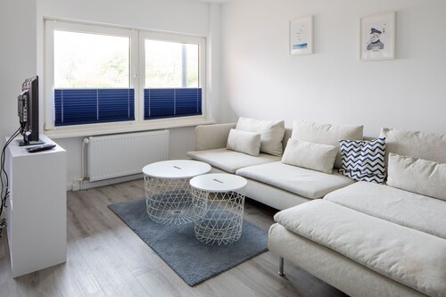 Ferienwohnung Küstenwind, fussläufig vom Strand, WLAN, eigene Terrasse, Sky