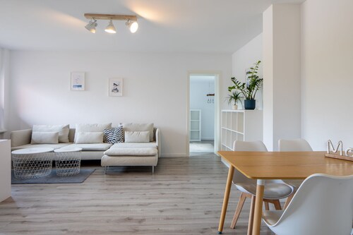 Ferienwohnung Küstenwind, fussläufig vom Strand, WLAN, eigene Terrasse, Sky