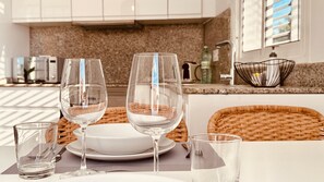 Jääkaappi, mikroaaltouuni, uuni, kahvin-/teenkeitin