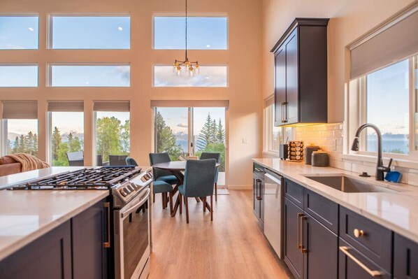 Fridge, microwave, oven, stovetop - Overlook the bay in Homer (Homer)