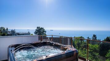 GREENWOOD Terrace Suite with Hot Tub | Premium bedding, minibar, in-room safe, individually decorated