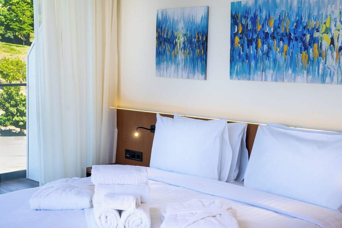 Ropa de cama de alta calidad, minibar, caja fuerte y escritorio