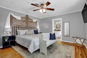 3 bedrooms, iron/ironing board, WiFi, bed sheets - Bell Haus - Hot Tub, Fire Pit & Walk to Main St (Fredericksburg)