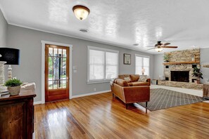 TV, fireplace - Bell Haus - Hot Tub, Fire Pit & Walk to Main St (Fredericksburg)