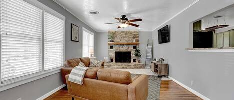 Una televisión, una chimenea