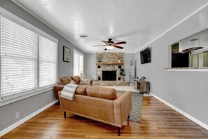 Télévision, cheminée