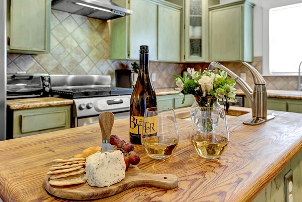 Fridge, oven, stovetop, dishwasher - Bell Haus - Hot Tub, Fire Pit & Walk to Main St (Fredericksburg)