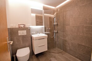 Departamento clásico | Baño | Regadera, amenidades de baño gratuitas, toallas, jabón 