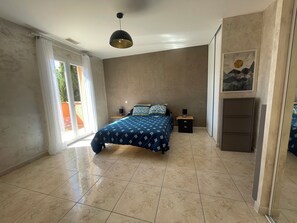 4 bedrooms, iron/ironing board, WiFi, bed sheets