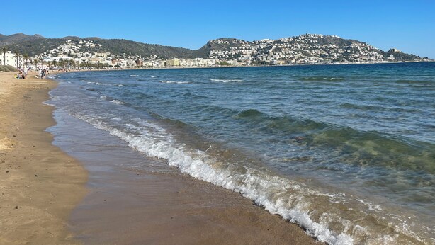 A coastal beach with clear blue waters, a sandy shore, and a hillside town in the background. - Villa Avec Piscine,barbecue,terrasse,proche de la Mer. Idéal Pour les Familles (Banyuls-dels-Aspres)