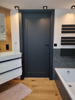 Secador de cabelo, bidê, toalhas de banho, sabonete