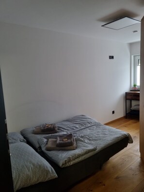 2 habitaciones, tabla de planchar con plancha, wifi y ropa de cama 