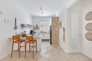 Kylskåp, ugn, kaffe- och tebryggare och grytor/köksredskap