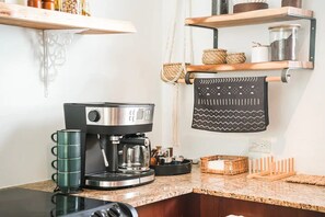 Réfrigérateur, four, cafetiÚre/bouilloire