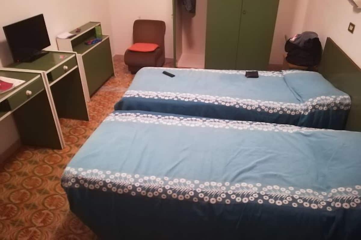 Classic Double Room | Desk, WiFi (free)