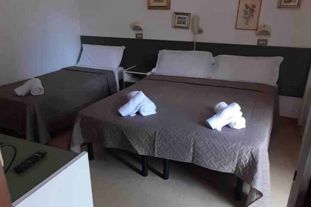 Classic Triple Room | Desk, free WiFi