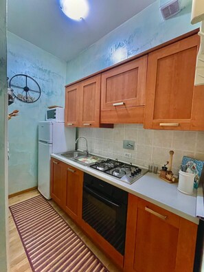 Een koelkast, een magnetron, een oven, een kookplaat