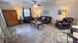 Leilighet, flere senger, balkong, hageutsikt | Oppholdsområde | En 50-tommers Flatskjerm-TV med digitale kanaler