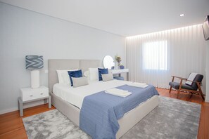 3 habitaciones, tabla de planchar con plancha, wifi y ropa de cama 