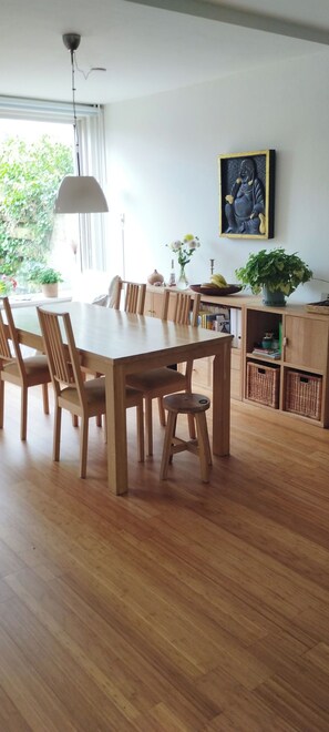 Dining - Freundliches Haus in Bergen, nah am Strand, Dünen und Gemütlichem Dorfleben (Bergen)