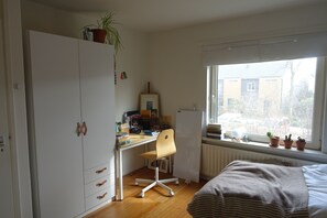 4 bedrooms, iron/ironing board, WiFi, bed sheets - Freundliches Haus in Bergen, nah am Strand, Dünen und Gemütlichem Dorfleben (Bergen)