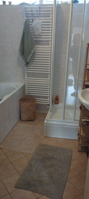 Hair dryer, towels, soap, shampoo - Freundliches Haus in Bergen, nah am Strand, Dünen und Gemütlichem Dorfleben (Bergen)