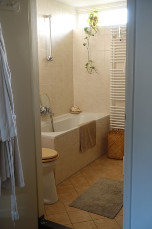 Hair dryer, towels, soap, shampoo - Freundliches Haus in Bergen, nah am Strand, Dünen und Gemütlichem Dorfleben (Bergen)