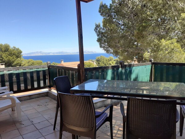 Outdoor dining - Maison Avec Piscine Dans un Jardin Arboré Proche de la Plage (Carry-le-Rouet)
