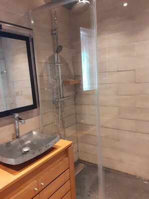 Shower, hair dryer, towels - Maison Avec Piscine Dans un Jardin Arboré Proche de la Plage (Carry-le-Rouet)