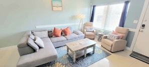 Apartment, Mehrere Betten, Terrasse, Gartenblick (La Isla F102) | Wohnbereich | 42-Zoll-Flachbildfernseher mit Digitalempfang