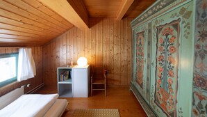4 bedrooms, desk, travel crib, WiFi (free)