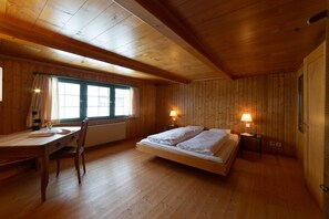 4 室のベッドルーム、WiFi (無料)、ベッドシーツ