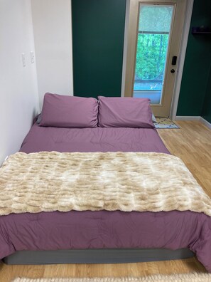 1 bedroom, desk, free WiFi, bed sheets - The Blueridge Bungalow (Candler)