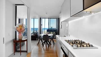 Een koelkast, een magnetron, een oven, een kookplaat