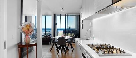 Refrigerador, microondas, horno, placa de cocina